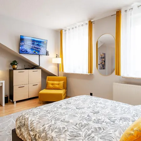 Crown Two Level In Old Town Five Min Walk To Train And Main Square Sleeps Five *
