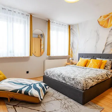 Διαμέρισμα Crown Two Level In Old Town Five Min Walk To Train And Main Square Sleeps Five *