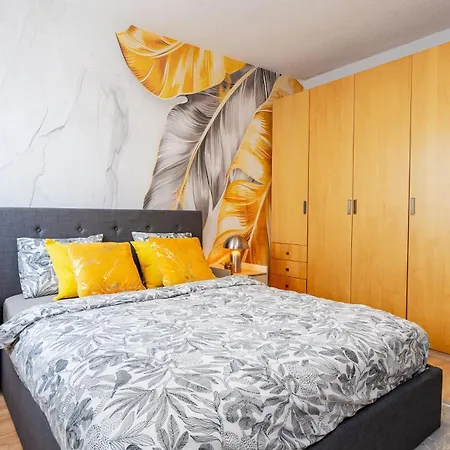 Crown Two Level In Old Town Five Min Walk To Train And Main Square Sleeps Five Διαμέρισμα