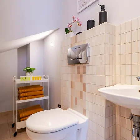 Crown Two Level In Old Town Five Min Walk To Train And Main Square Sleeps Five Appartement